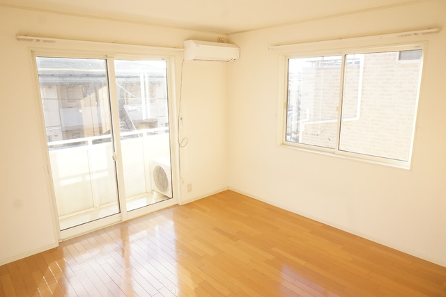 居室・リビング　二面採光の洋室８帖※同タイプ参考写真