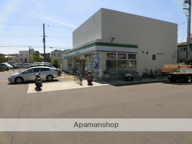 コンビニ　ファミリーマート（コンビニ）まで800m