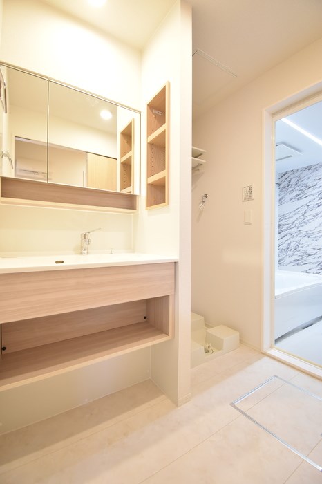 洗面設備　広い洗面台