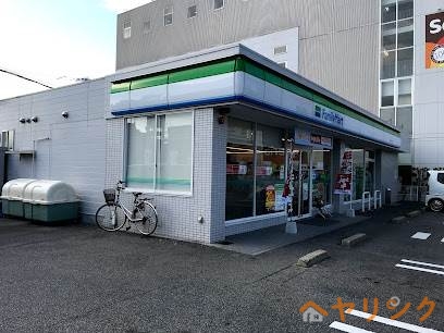 コンビニ　ファミリーマート　瑠璃光町店（コンビニ）まで143m
