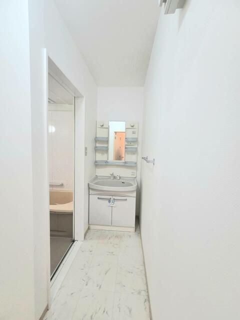 洗面設備　写真は別の部屋のものです。