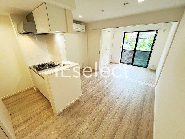 居室・リビング　窓も大きく明るいですね