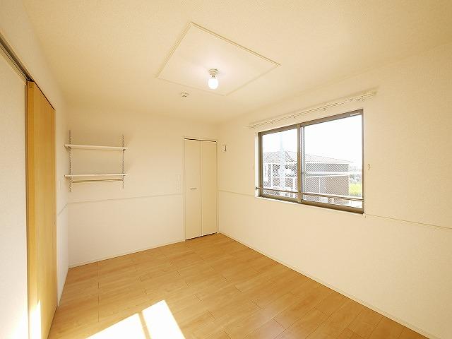 その他部屋・スペース　開放的な寝室です