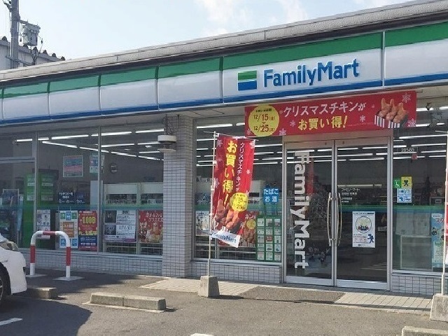コンビニ　ファミリーマート（コンビニ）まで300m