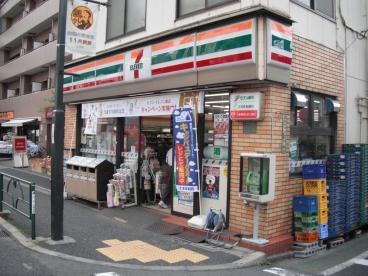 コンビニ　セブンイレブン文京千駄木店（コンビニ）まで497m