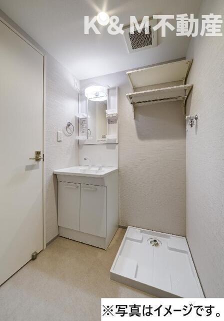 洗面設備　独立洗面台、朝の身支度には欠かせません