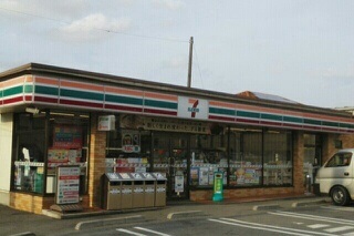 コンビニ　セブンイレブン（コンビニ）まで900m