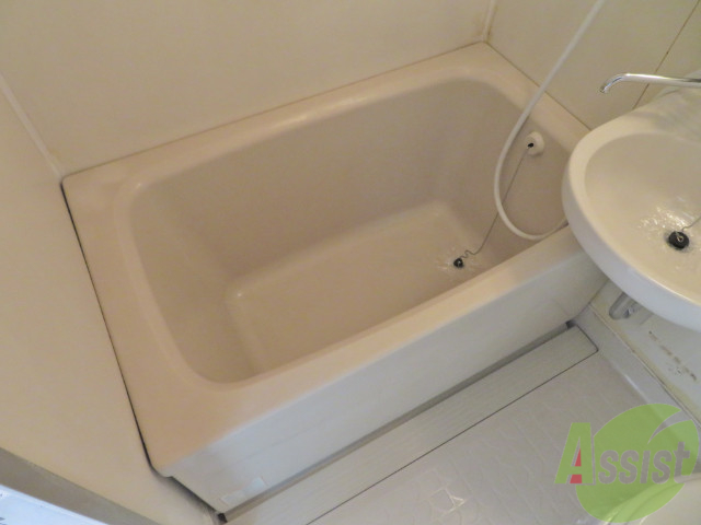 バス・シャワールーム　バスルームは狭すぎず、シャワーも浴びやすそうです。