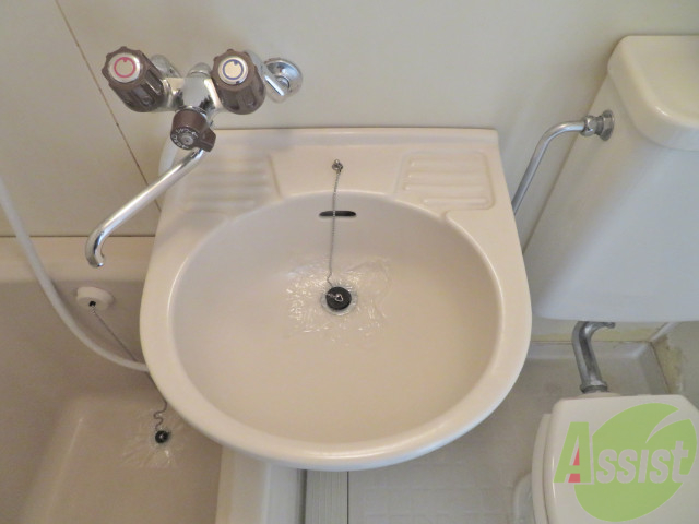 洗面設備　洗面台。朝の身支度はこちらで行えますね。