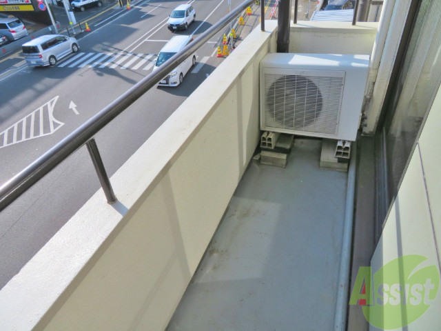 バルコニー　こちらはバルコニー。洗濯物が干せるようになっています。