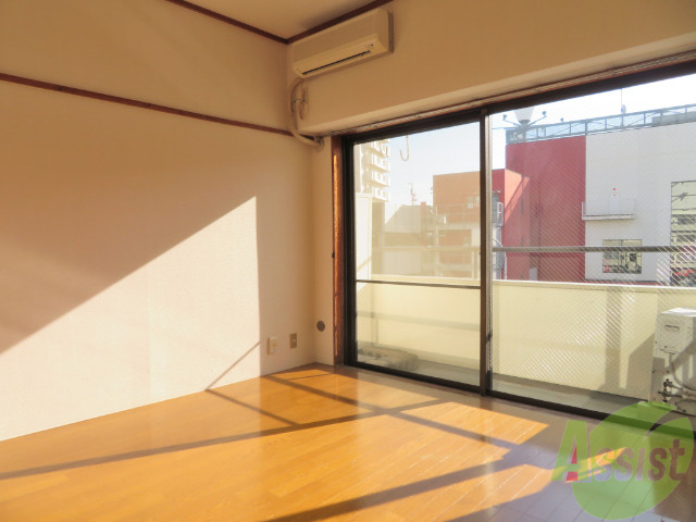 居室・リビング　８帖の洋室です。広々として、きれいですね。