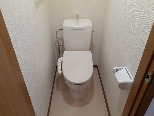 トイレ　落ち着いた色調のトイレです