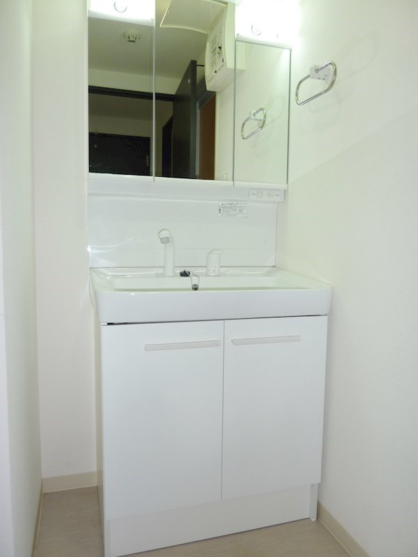 洗面設備　三面鏡洗面化粧台