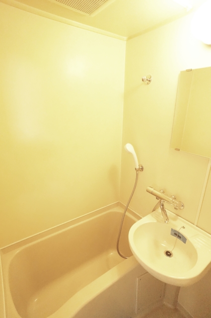 バス・シャワールーム　シャワー派には使いやすいユニットバス☆浴槽も設置済み！