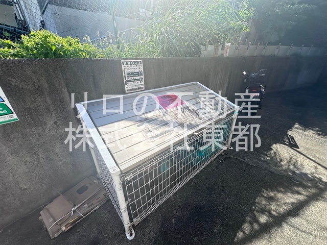 その他共有部分　ボックスタイプのごみ置き場で清潔ですね♪