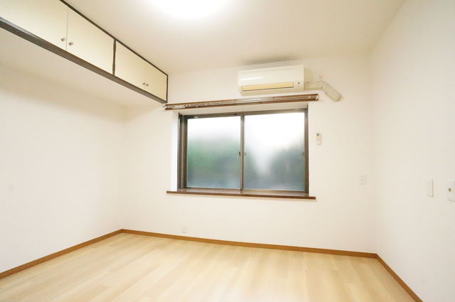 居室・リビング　室内は落ち着いたぬくもりのあるフローリングです