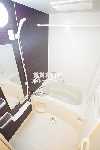 バス・シャワールーム　浴室乾燥機・追炊き機能付きのお風呂！