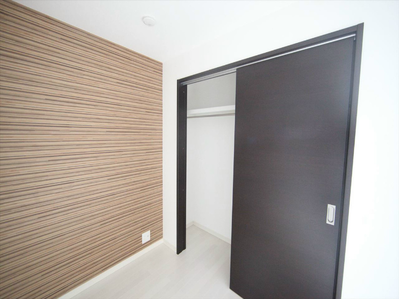 収納　洋室2.7帖　クローゼット付（収納充実してます）