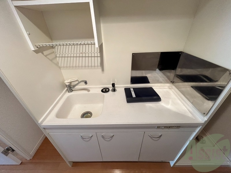 キッチン　コンロ側には壁が汚れないよう対策がしてあります。