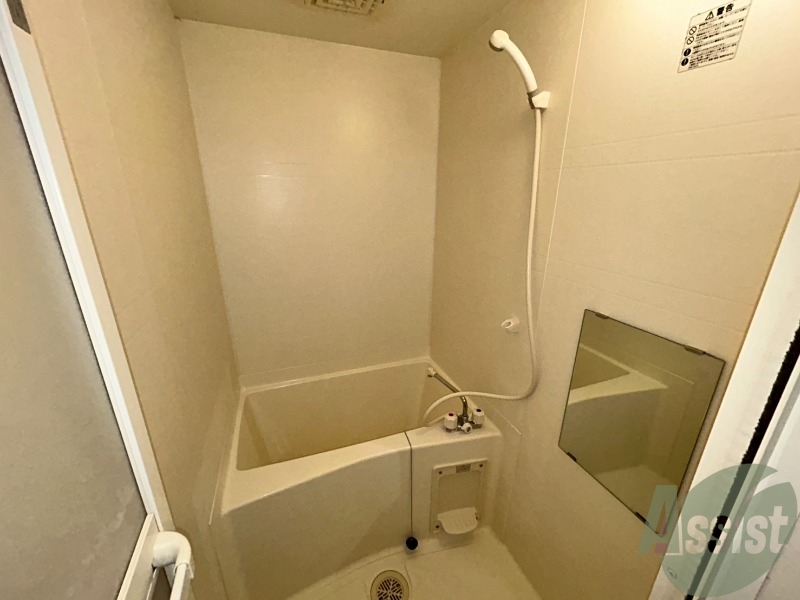 バス・シャワールーム　お風呂はゆったりと入るには充分な広さです。