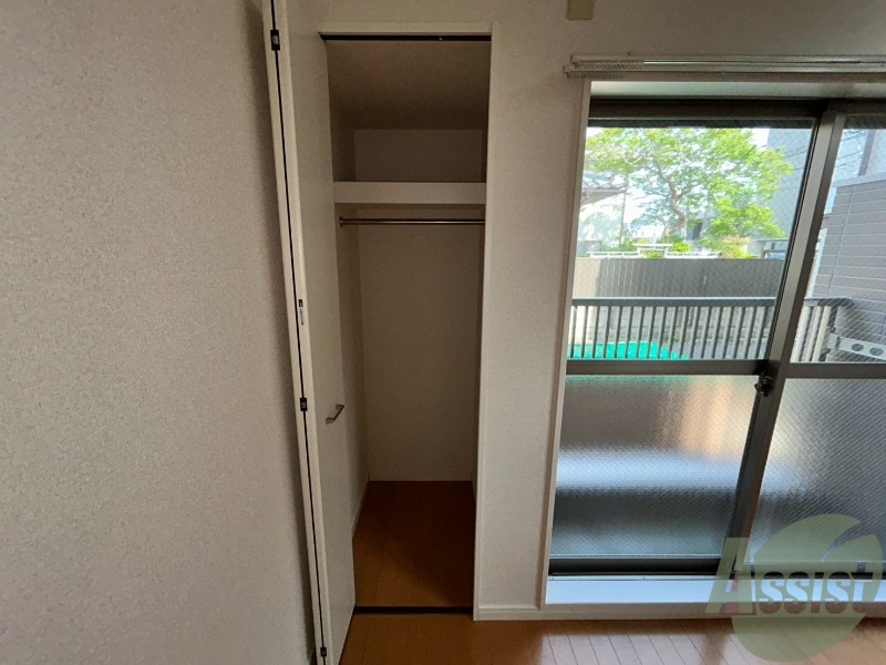 収納　収納は高さがあるのでコート類もしまっておけます。