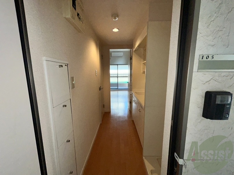 玄関　白を基調とした内装なので明るく感じることが出来ます。