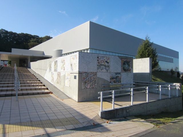図書館　稲城市立中央図書館（図書館）まで704m