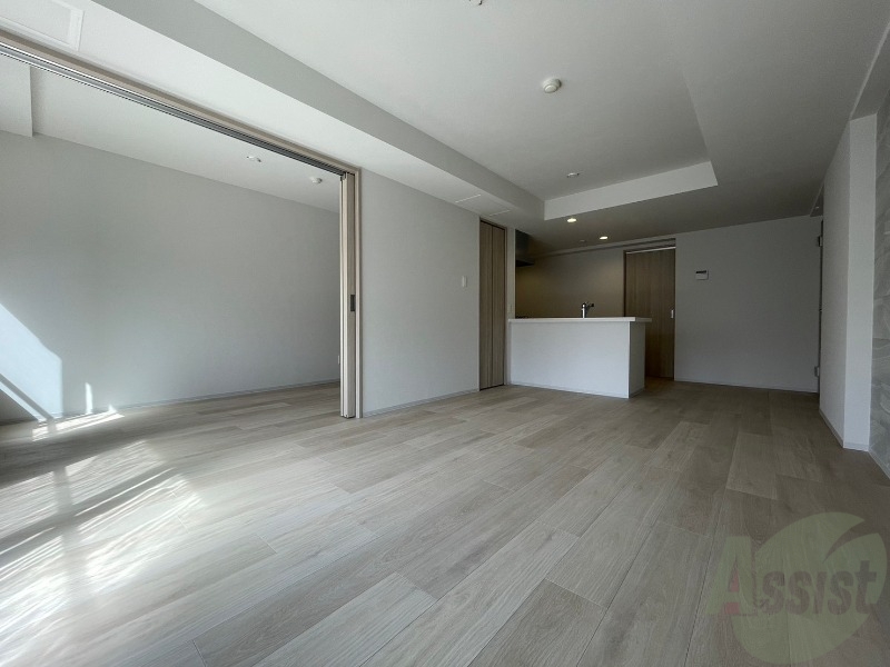 居室・リビング　リビングです。木目のフローリングが落ち着きますね。