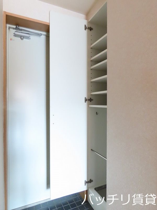 玄関　別号室写真の為現況を優先致します。