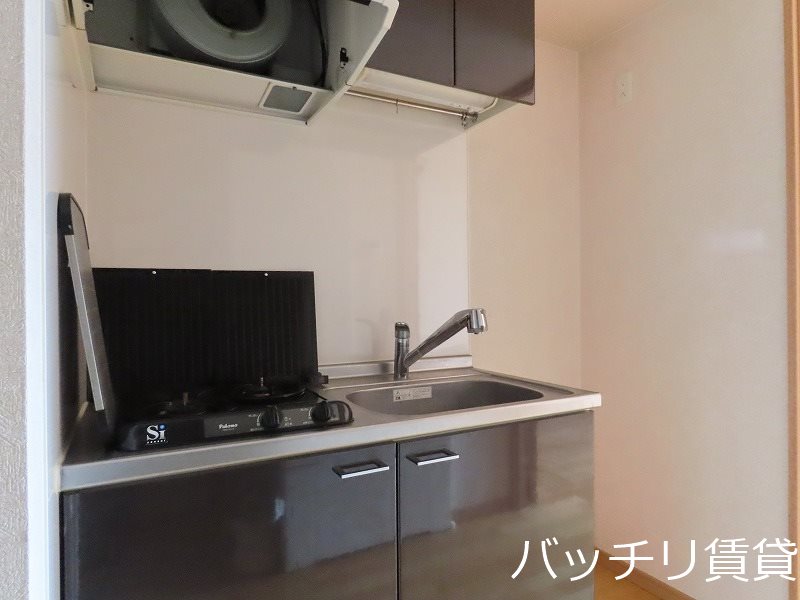 キッチン　別号室写真の為現況を優先致します。
