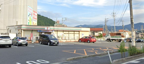 コンビニ　セブンイレブン（コンビニ）まで849m