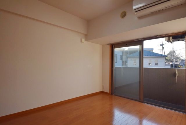 居室・リビング　南向きなので日当たり良いです