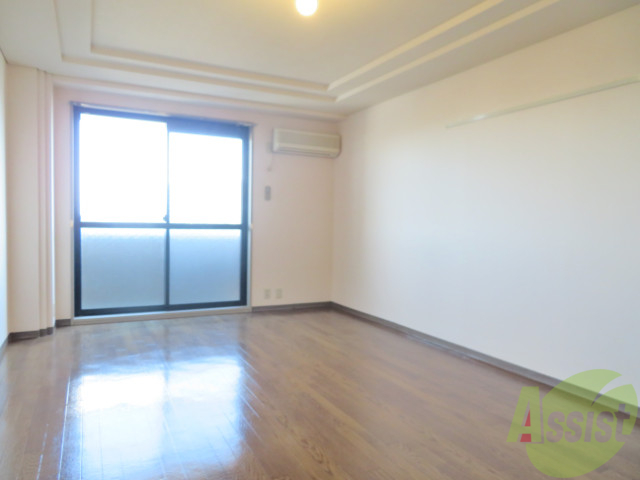 居室・リビング　１１．６帖の広いお部屋は陽当たりも良いです。