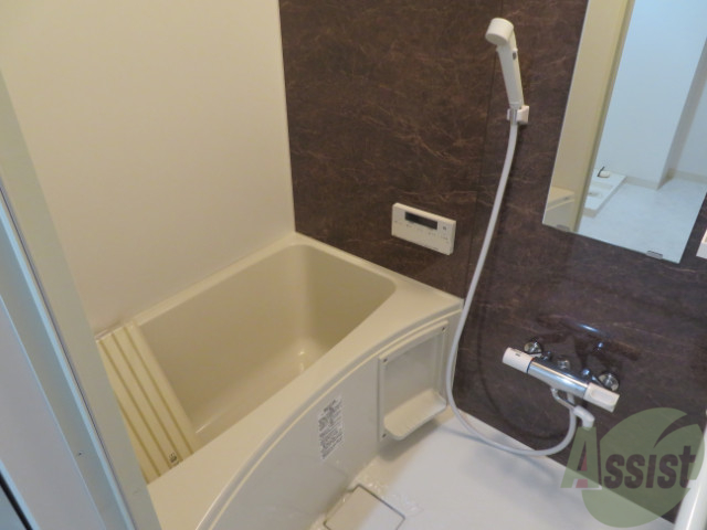 バス・シャワールーム　浴室は追い焚き機能・浴室乾燥機付きです。嬉しいですね。