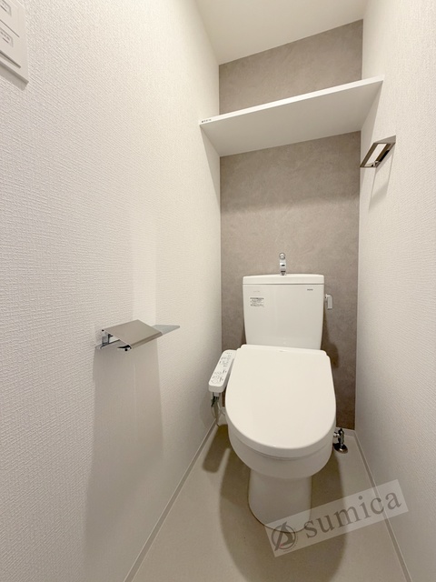 トイレ　人気アイテムの温水洗浄便座。清潔感のあるトイレです。