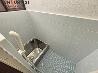 バス・シャワールーム　浴室にも窓があり換気ができます