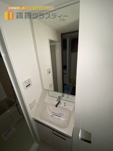 洗面設備　大きい鏡の独立洗面台。