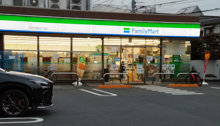 コンビニ　ファミリーマート 世田谷弦巻五丁目店（コンビニ）まで1023m