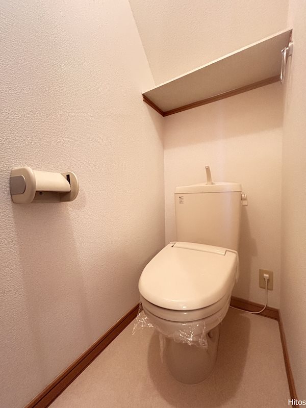 トイレ　落ち着いた色調のトイレです