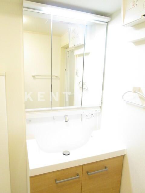 洗面設備　明るい洗面所です