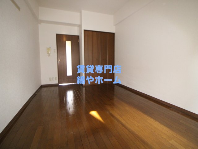 その他部屋・スペース　落ち着いた色調の寝室です