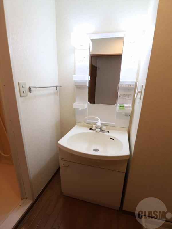 洗面設備　シャンプードレッサー付きの洗面台