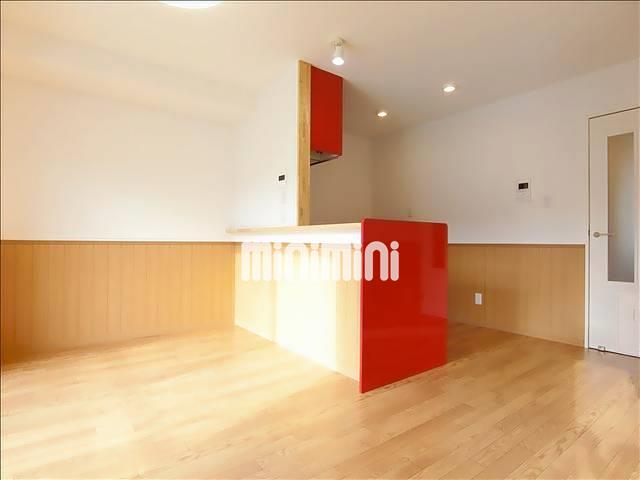 居室・リビング　クロスや床材はペット対応のものを使っています。