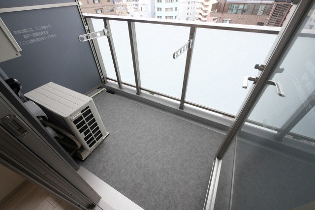 バルコニー　暖かな日差しのふりそそぐバルコニー