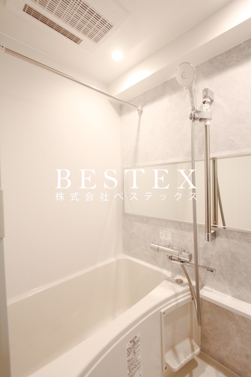 バス・シャワールーム　※同建物内・別タイプの参考写真です。