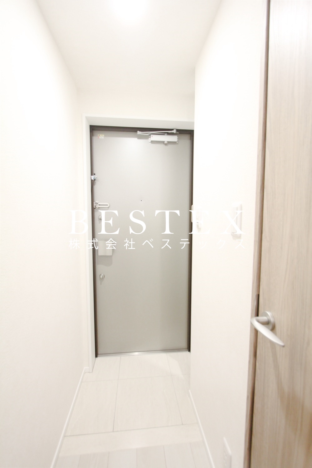 玄関　※同建物内・別タイプの参考写真です。