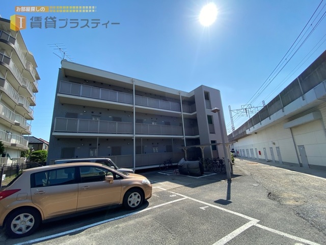 建物外観　駅からトコトコと。高架下を潜り抜けて、こんにちは。