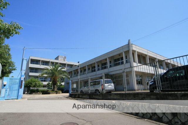中学校　箕面市立第三中学校（中学校）まで577m