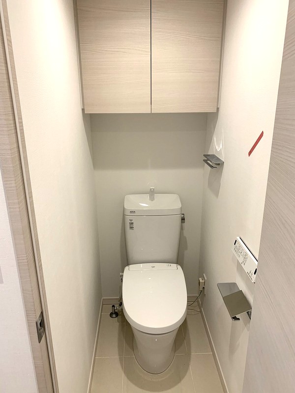 トイレ　温水洗浄便座付きトイレです。