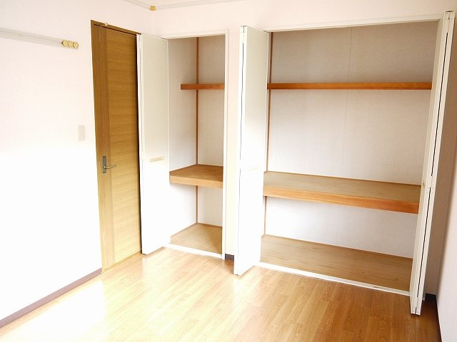 収納　明るい色調の室内です